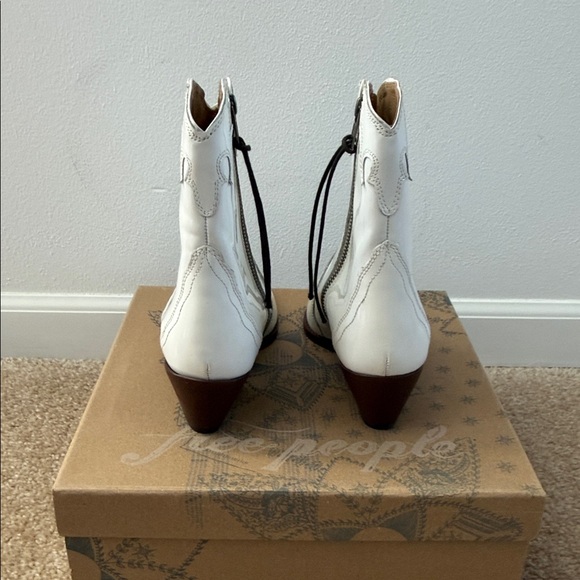 Free People- White Patent New Frontier Western Ankle Boots NIB- Size 6.5 (36.5) - Picture 5 of 11